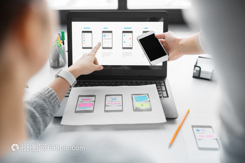 應(yīng)用程序,技術(shù)商業(yè)網(wǎng)頁(yè)師開發(fā)人員與筆記本電腦智能手機(jī)工作的用戶界布局辦公室網(wǎng)頁(yè)師智能手機(jī)用戶界